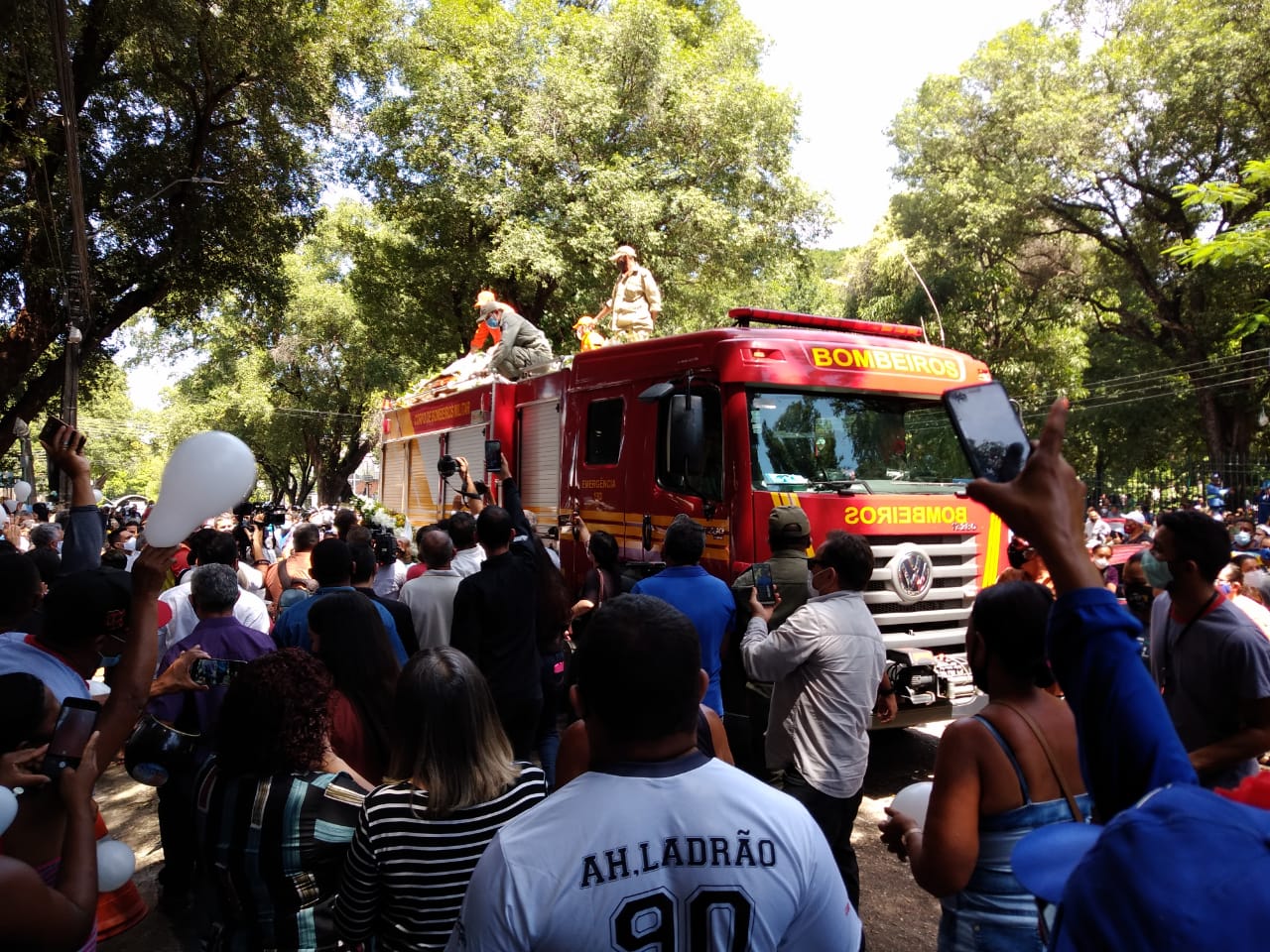 Cortejo com o corpo do ex-prefeito Firmino Filho